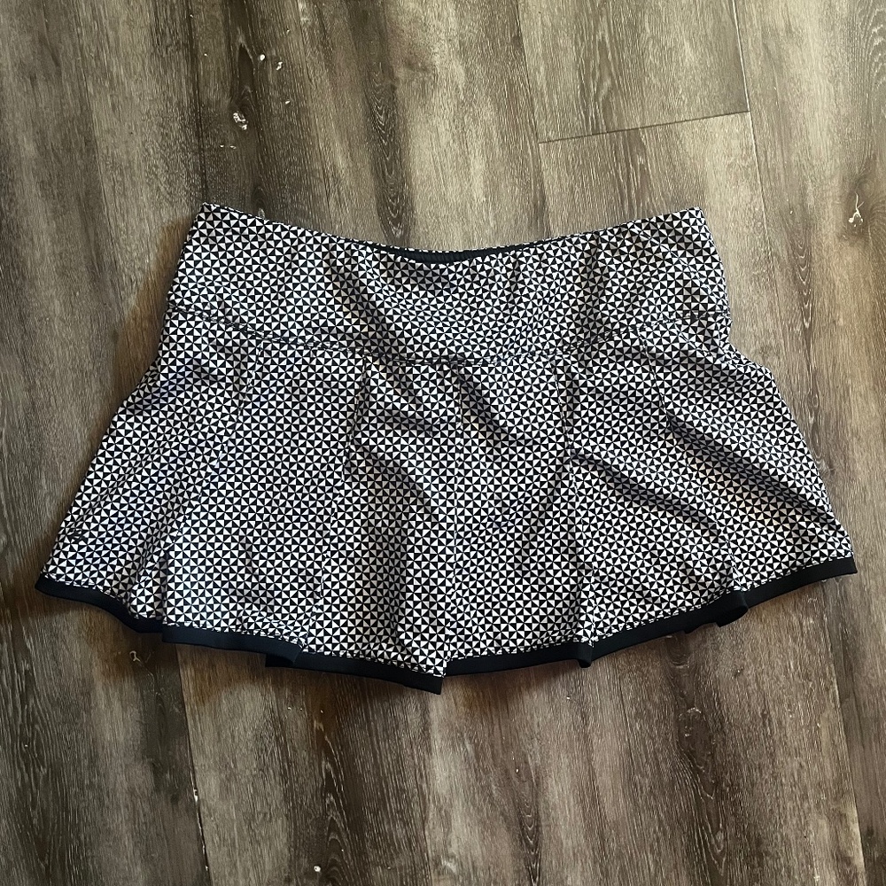 Black and white multi bolle women’s skort